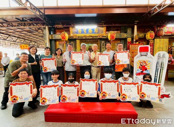 ▲台鹽推出「金榜題名水」，攜手開基玉皇宮為考生祈福加持。（記者林東良翻攝，下同）