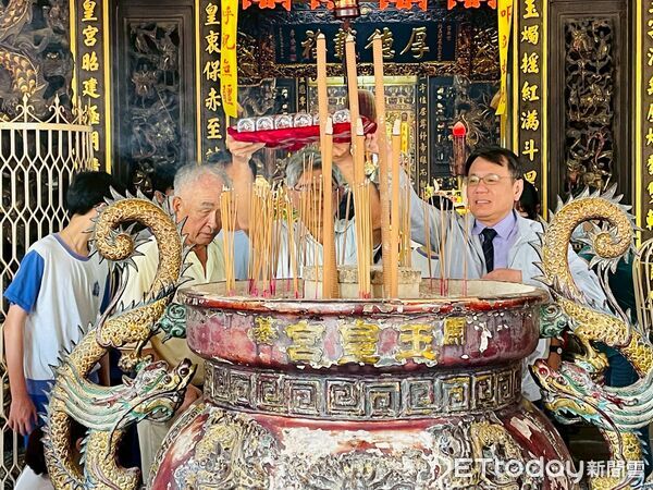 ▲台鹽推出「金榜題名水」，攜手開基玉皇宮為考生祈福加持。（記者林東良翻攝，下同）