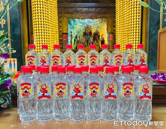 ▲台鹽推出「金榜題名水」，攜手開基玉皇宮為考生祈福加持。（記者林東良翻攝，下同）