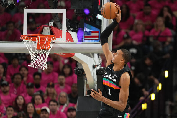 ▲馬刺溫班亞瑪季後賽首度登場，就寫下NBA史上首見神紀錄。（圖／路透）