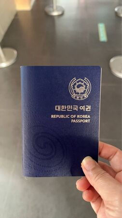 ▲東琉線交通客船聯營處人員即時找到韓籍遊客護照            。（圖／東琉線交通客船聯營處提供）