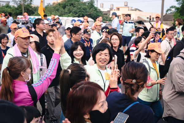 ▲▼苗栗白沙屯拱天宮媽祖20日清晨6時起駕回宮，前總統蔡英文和新北市長參選人蘇巧慧、苗栗縣長參選人陳品安、台東縣長參選人陳瑩，以及立委莊瑞雄、吳沛憶等一同參拜。（圖／蘇巧慧辦公室提供）