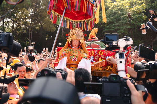 ▲▼苗栗白沙屯拱天宮媽祖20日清晨6時起駕回宮，前總統蔡英文和新北市長參選人蘇巧慧、苗栗縣長參選人陳品安、台東縣長參選人陳瑩，以及立委莊瑞雄、吳沛憶等一同參拜。（圖／蘇巧慧辦公室提供）