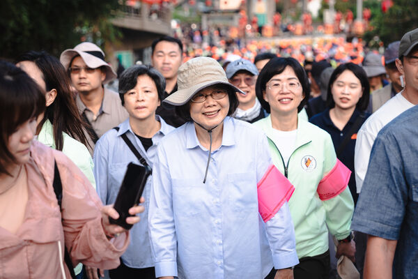 ▲▼苗栗白沙屯拱天宮媽祖20日清晨6時起駕回宮，前總統蔡英文和新北市長參選人蘇巧慧、苗栗縣長參選人陳品安、台東縣長參選人陳瑩，以及立委莊瑞雄、吳沛憶等一同參拜。（圖／蘇巧慧辦公室提供）