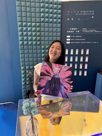 ▲▼ 李竺芯開心贈黑膠。（圖／臺南市立圖書館提供）