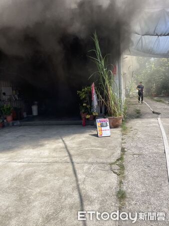 ▲台南仁德區鐵皮工廠竄出火煙，消防出動大批人車全力搶救。（民眾提供，下同）