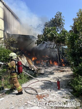 ▲台南仁德區鐵皮工廠竄出火煙，消防出動大批人車全力搶救。（民眾提供，下同）