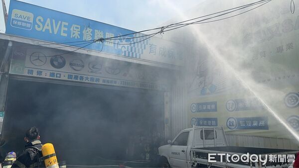 ▲台南仁德區鐵皮工廠竄出火煙，消防出動大批人車全力搶救。（民眾提供，下同）