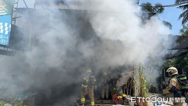 ▲台南仁德區鐵皮工廠竄出火煙，消防出動大批人車全力搶救。（民眾提供，下同）