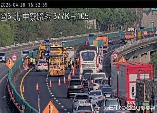 ▲▼快訊／國3中寮路段驚傳「4車連環撞」　釀4人送醫！畫面曝光。（圖／記者賴文萱翻攝）
