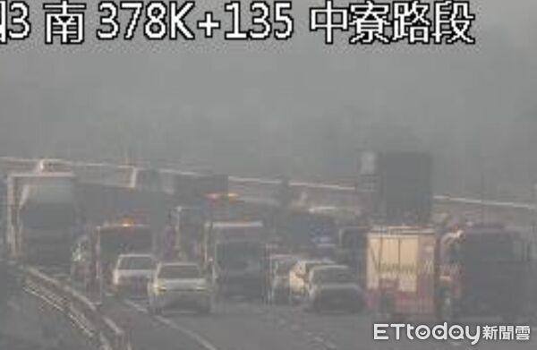 ▲▼快訊／國3中寮路段驚傳「4車連環撞」　釀4人送醫！畫面曝光。（圖／記者賴文萱翻攝）