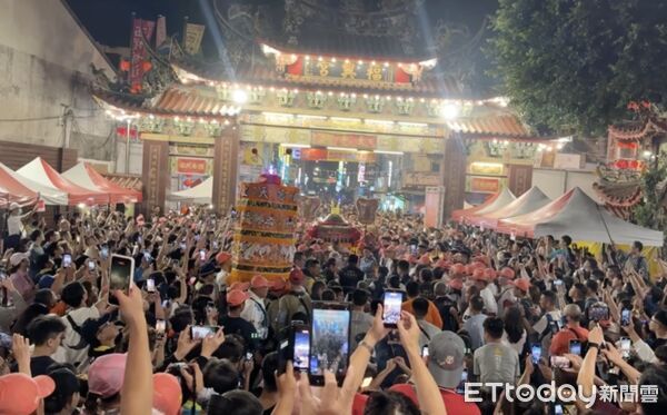 ▲大甲媽祖鑾轎19日晚間進入西螺，數十萬信眾沿途簇擁，場面壯觀。（圖／記者游瓊華翻攝）