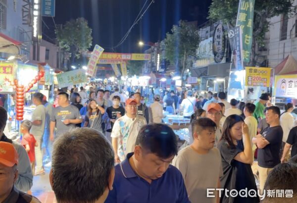 ▲大甲媽祖鑾轎19日晚間進入西螺，數十萬信眾沿途簇擁，場面壯觀。（圖／記者游瓊華翻攝）