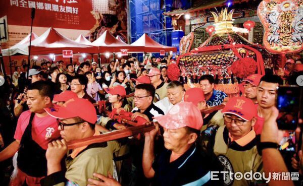 ▲大甲媽祖鑾轎19日晚間進入西螺，數十萬信眾沿途簇擁，場面壯觀。（圖／記者游瓊華翻攝）