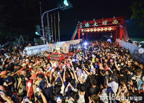 ▲大甲媽祖鑾轎19日晚間進入西螺，數十萬信眾沿途簇擁，場面壯觀。（圖／記者游瓊華翻攝）