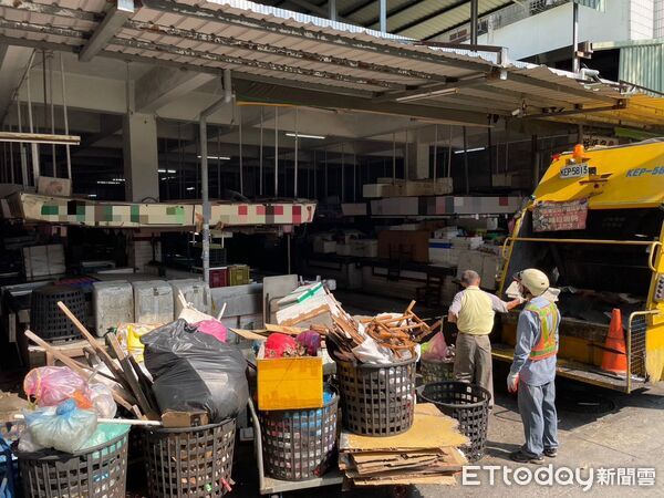 ▲▼毒春捲害173人中毒！高雄正義市場「大整頓」　清出650kg垃圾。（圖／記者賴文萱翻攝）