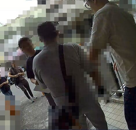 ▲宜蘭「蠟屍」悲劇，疑涉嫌遺棄致死、殺人重罪張婦兒子（圖中），日前被帶回偵訊。（圖／警方提供）