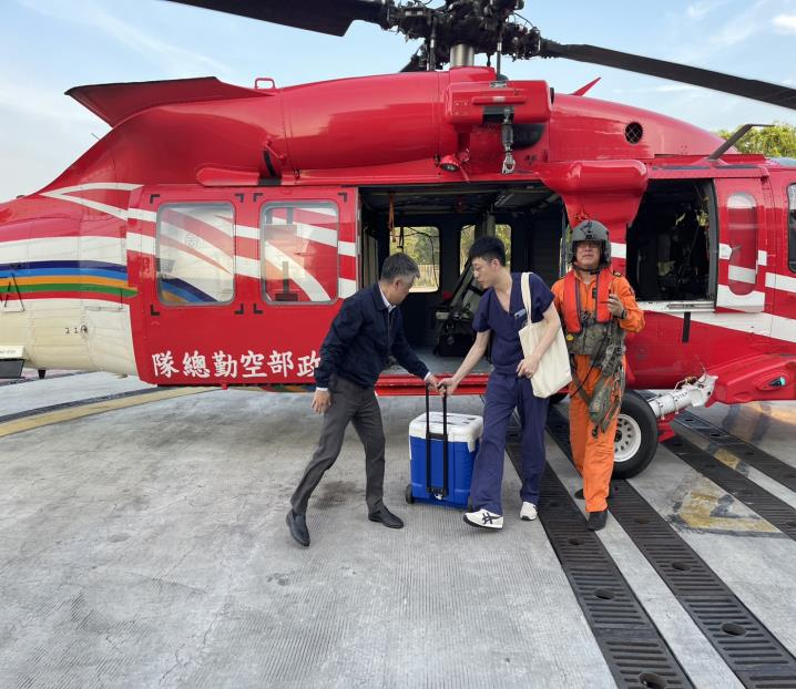 ▲黑鷹直升機 NA-713 執行心臟緊急運送任務。（圖／勤務第一大隊第三隊）