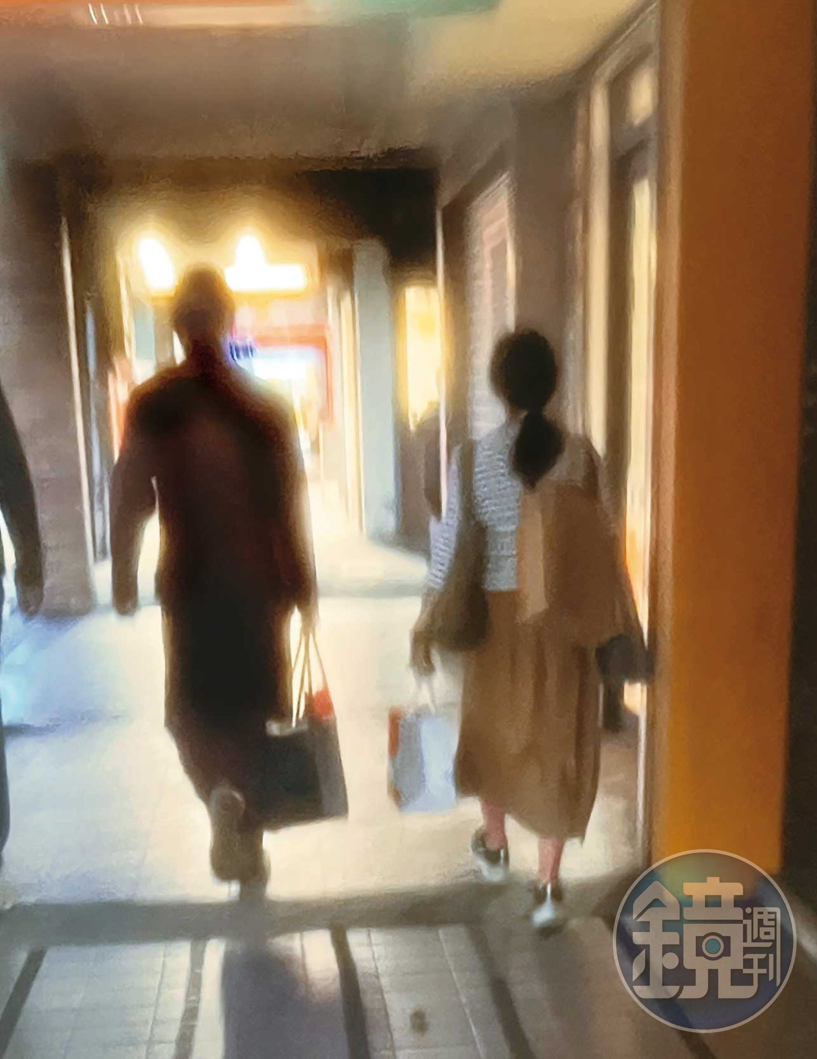4/4 18：02，法會結束後，多傑仁卿（左）與一名女子（右）一同步行前往板橋高鐵站搭車。