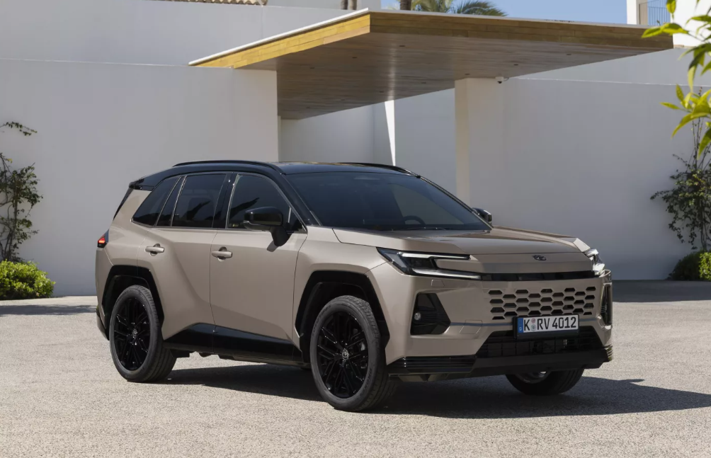 ▲RAV4 PHEV海外推最新入門款！經銷端持續透露台灣有導入規劃。（圖／翻攝自TOYOTA）