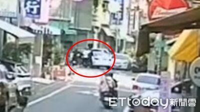 黑白切少東遭擄畫面曝！4頭套男「埋伏5hrs」　駕車猛撞塞後座押走