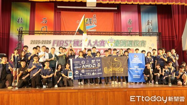 ▲台南市政府表揚FIRST機器人大賽獲獎學生，並為世界賽代表隊授旗。（記者林東良翻攝，下同）