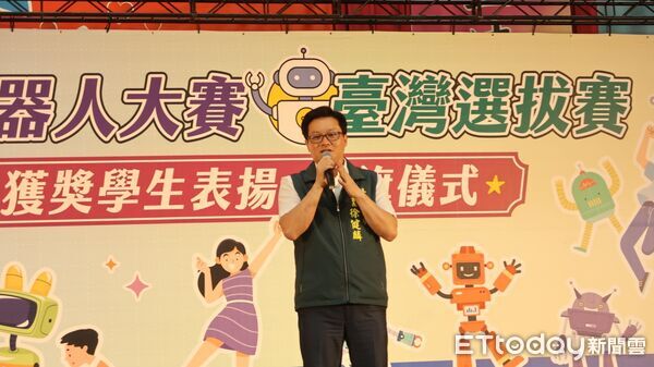 ▲台南市政府表揚FIRST機器人大賽獲獎學生，並為世界賽代表隊授旗。（記者林東良翻攝，下同）