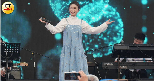 鷹眼閃鏡頭1／朱海君躲媒體緊牽「護花使者」　現身電影院與老友熱聊