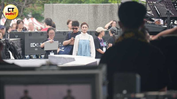 鷹眼閃鏡頭1／朱海君躲媒體緊牽「護花使者」　現身電影院與老友熱聊