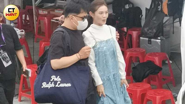 鷹眼閃鏡頭1／朱海君躲媒體緊牽「護花使者」　現身電影院與老友熱聊