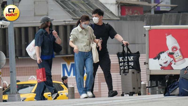 鷹眼閃鏡頭1／朱海君躲媒體緊牽「護花使者」　現身電影院與老友熱聊