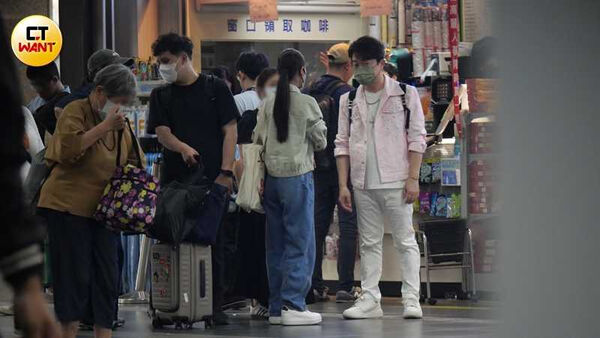 鷹眼閃鏡頭1／朱海君躲媒體緊牽「護花使者」　現身電影院與老友熱聊