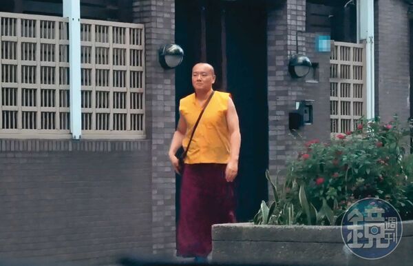 4/14 17：15，身陷桃色及爭產風暴的喇嘛多傑仁卿，每天幾乎都會出門散步。