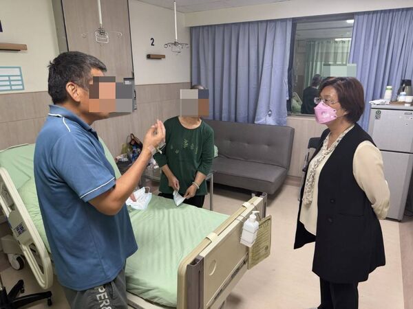 ▲縣長王惠美前往探視偵查隊長。（圖／縣府提供）
