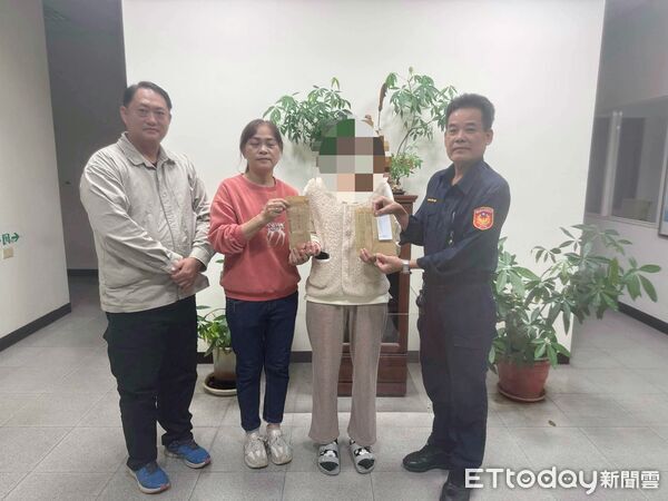 ▲藍清輝所長將善款交予李婦。（圖／記者陳崑福翻攝）