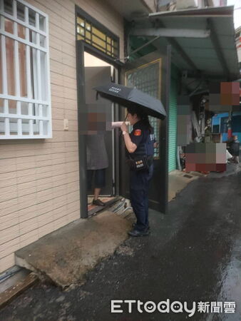 ▲▼  失智老婦購餐迷航雨中徘徊 水上警憑證件助其平安歸家   。（圖／水上分局提供）