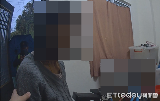 ▲▼  失智老婦購餐迷航雨中徘徊 水上警憑證件助其平安歸家   。（圖／水上分局提供）
