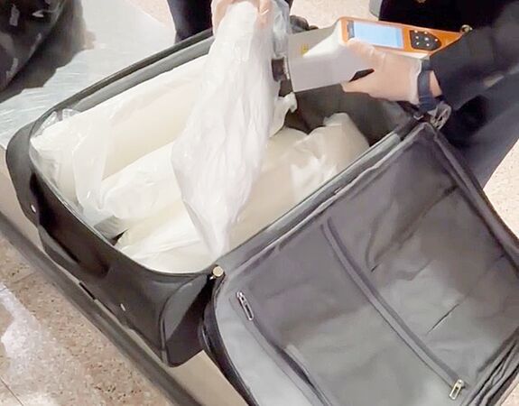 ▲25歲英國籍A男今年2月入境桃園機場，隨身行李被海關、航警人員查出夾藏20公斤K他命。（圖／航警局提供）