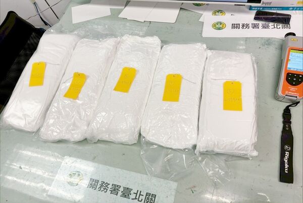 ▲英國籍A男今年2月入境桃園機場，隨身行李被海關、航警人員查出夾藏20公斤K他命，海關人員當場沒入。（圖／航警局提供）