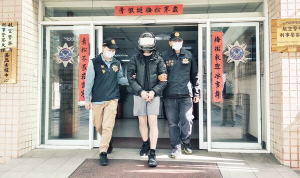▲英國籍A男行李夾藏20公斤K他命，航警局偵訊後移送桃園地檢署偵辦。（圖／航警局提供）