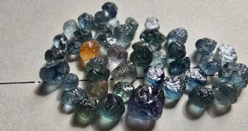 求婚送45公斤石頭？她打開驚見「43顆藍寶石」　最大達4克拉