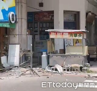 恐怖畫面曝！台中大樓空心磚掉落轟然巨響　攤商還在備料躲劫