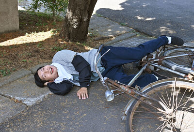 路邊看妹「脫絲襪」看到摔車！逸祥新婚妻反應超大方…他一聽羞了