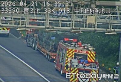 快訊／載運裝甲車離奇燒2次！拖板車通霄起火…開到中和履帶冒煙