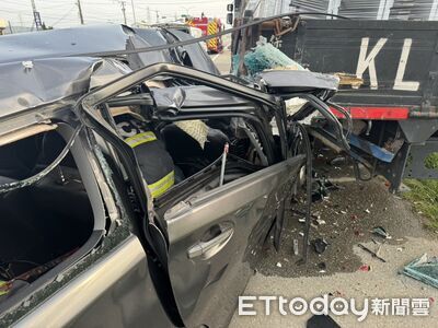 快訊／台中龍井自小客追撞大貨車　男女2人無呼吸心跳搶命中