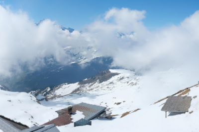 海拔2600m山頂激戰！情侶以為沒人「忘情脫衣」　直播鏡頭全都錄