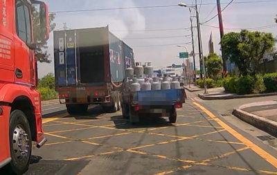大貨車貨櫃門沒關！駕駛路過「推一把」　網讚：台灣最美的風景