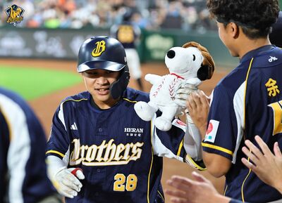 接力無安打背後功臣！張仁瑋開轟又拚美技　平野讚鄭浩均有穩住