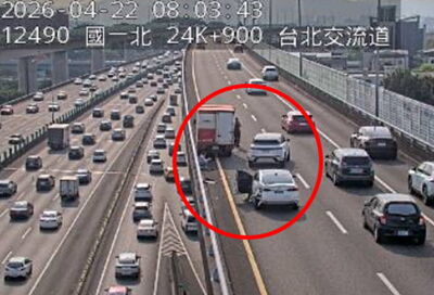 快訊／上班快改道！　國1「3車追撞」塞爆