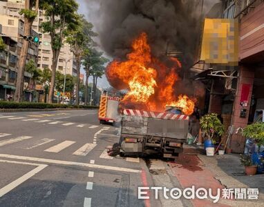 快訊／高雄小貨車載「1公噸鋰電池」！　後車斗突陷入火海